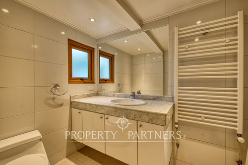 Casa Chilena En Sector Residencial, Cercana A Cole...