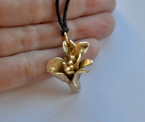 Imagen 2 de 6 de Collar Flor, Bronce, Modelado A Mano, Regalo Joyeria, Cod1
