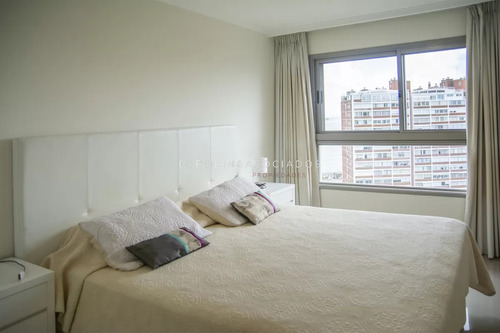Apartamento De 2 Dormitorios A Pasos Del Mar En Torre Imperiale, Punta Del Este.