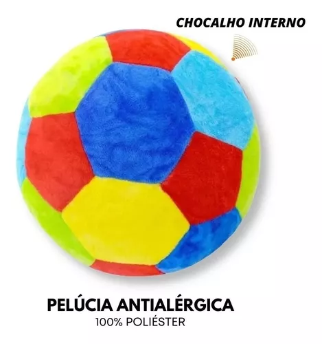 Bolas coloridas em um campo de jogo interno infantil