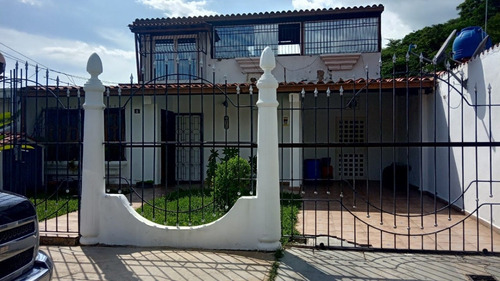 Venta De Bella Casa De 2 Plantas En Urbanización Cerrada Y Exclusiva, Urb Caypreoce Ii / Marian Culverhouse