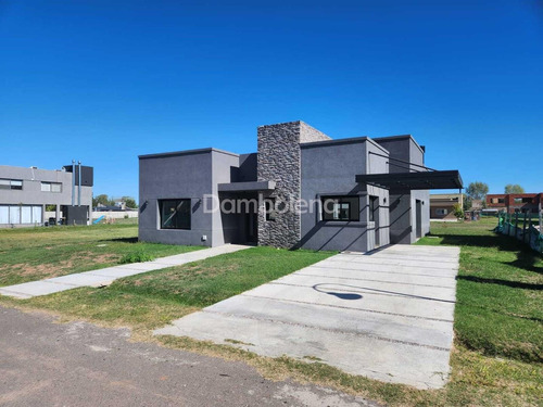 Casa  En Venta En Solar De Alvarez, Fco Álvarez, Moreno