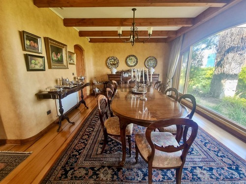 Casa En Venta De 5 Dorm. En Concón