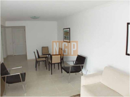 Departamento En Punta Del Este, Torre Cuenta Con Todos Los Servicios.-ref:5923
