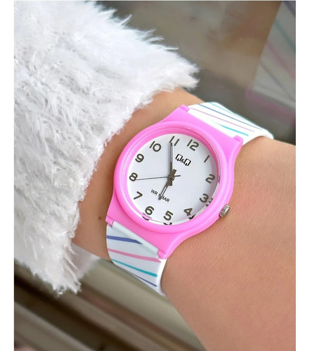 Reloj By Q&q Juvenil Dama Sumergible Malla Blanco Con Rayas Bisel - Fondo Blanco