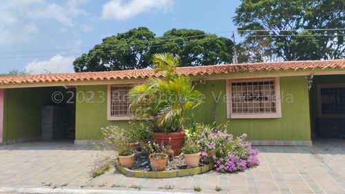 Casa En Alquiler En El Este De Barquisimeto 23-31371 