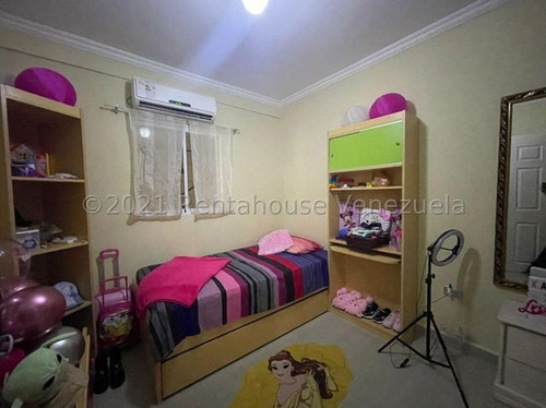 Imagen 10 de 10 de Cómoda Y Segura Casa, Construcción De Primera Y Elegantes Acabados, Resalta Su Cocina Estilo Italiana. Circuito Cerrado. #22-10935