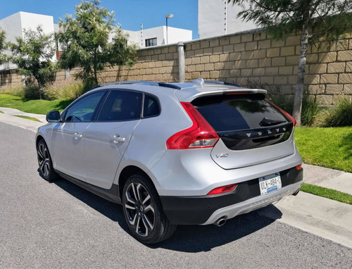 Imagen 6 de 14 de Volvo V40 2017 2.0 Inspirion Awd T5 Cross Country At