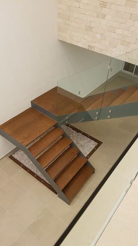 Preciosa Casa En La Condesa Juriquilla, Estudio O 4ta Recamara En P.b, Jardín.-