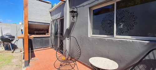 Casa Sobre Lote De 10x40 Con Gran Jardín Con Piscina - En Venta