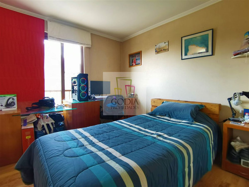 Casa En Venta De 4 Dorm. En Peñalolén