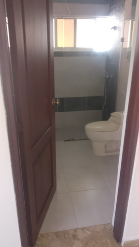 Se Alquila Apartamento En 4to Piso, Sector La Trinitaria,