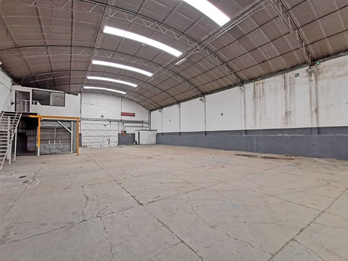 Bodega Y Oficinas De 3,755m2 / Colonia El Manto