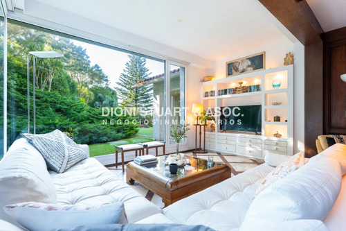 Imponente Casa En Playa Brava - Elegancia Y Confort
