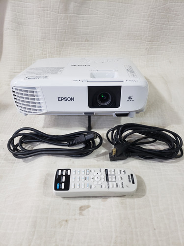 Proyector De 3400 Lumenes Con 77 Horas De Uso Marca Epson Blanco (Usado)