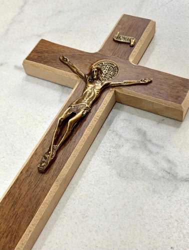 Cruz Crucifixo Parede Porta Madeira E Metal São Bento 30cm