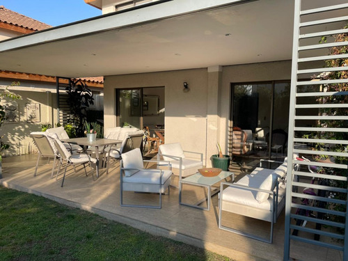 Se Vende Casa Con Excelente Ubicación 3d, 3b, Jardín Formado