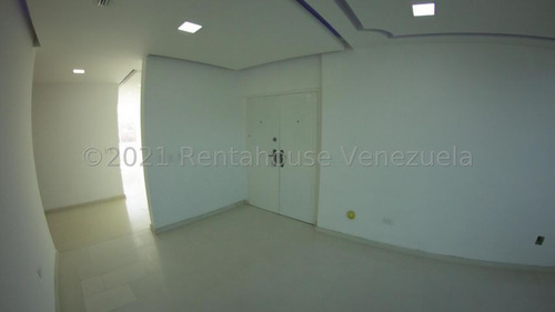 Imagen 7 de 14 de Casa En Venta En Cumbres De Curumo 21-25149 Carolina Fermoso 0424-2083128