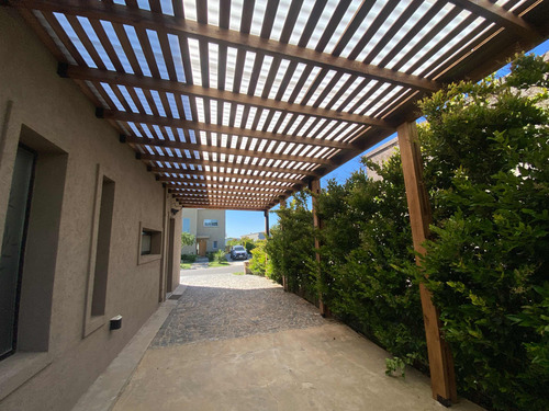 Venta De Excelente Casa. Barrio Santa Elena, Pilar Del Este