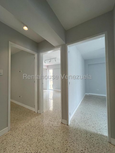 Apartamentopiso Medio Remodelado 107 M² 3h, 3b, 1p, Residencias Maria Con Pozo De Agua En Venta En Los Palos Grandes Avenida Segunda Caracas
