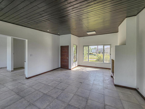 Casa 2 Dormitorios Con Pileta En Puerto Roldan