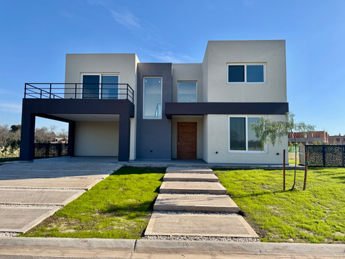Venta De Casa A Estrenar En Barrio Cerrado Village Joven