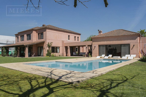 Casa De 550 Mts En Venta En Ayres De Pilar