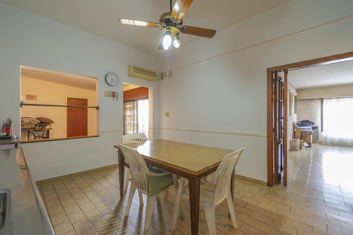Casa En Venta En Rafael Calzada De 5 Ambientes
