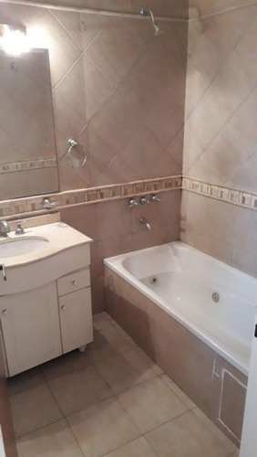 Chalet 5 Ambientes Con Cochera Y Jardin