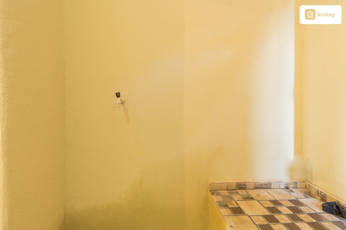 Imagem 4 de 10 de Aluguel De Casa De Fundos Com 30m² E 1 Quarto - 6895