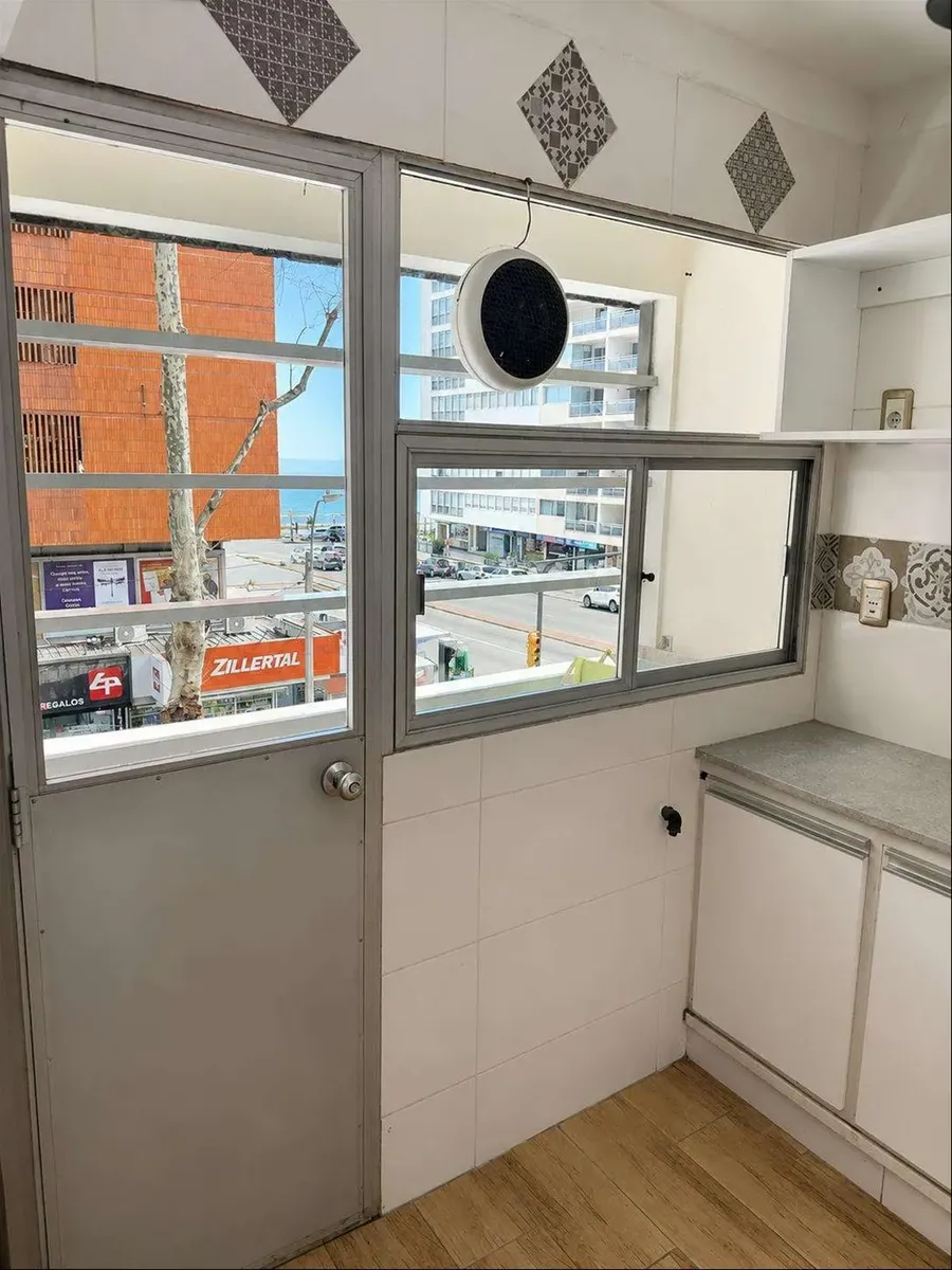 Se Alquila Apartamento Al Frente, 1 Dormitorio, Ubicado Sobre Benito Blanco, Con Vista Hacia La Rambla. · Foto 2