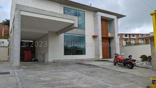 Ms: 24-3353 Vendemos Espectacular Y Nueva Casa En Loma Linda, El Hatillo. A=680m2, 4h, 5b, 11p.