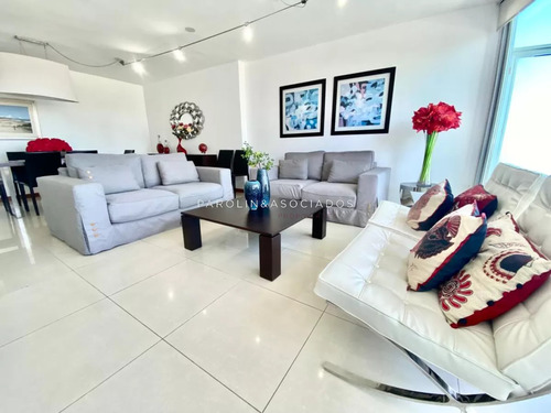 Pent House En Venta De 3 Dormitorios En Edificio Tressesenta, Punta Del Este.