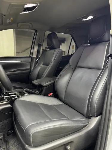Toyota Fortuner 2.4 SRV At 7Ps