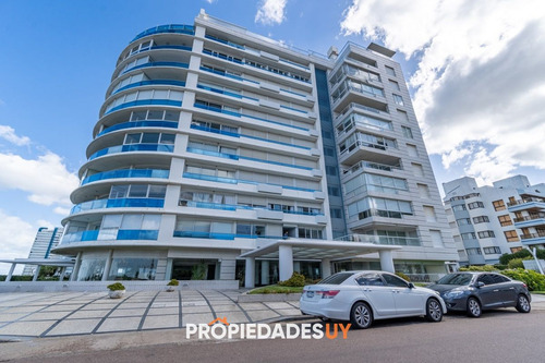 Apartamento De 3 Dormitorios En Playa Brava, Primera Linea