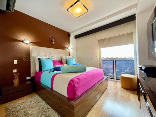 Hermoso Apartamento Remodelado Con Una Hermosa Vista Al Avila, En El Solar Del Hatillo En Venta 23-28971