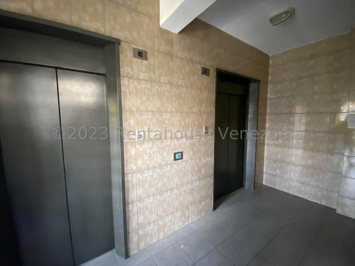 Edificio Industrial En Venta En Los Dos Caminos 24-6109
