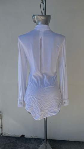 Blusa Blanca Con Bolsillos En Frente