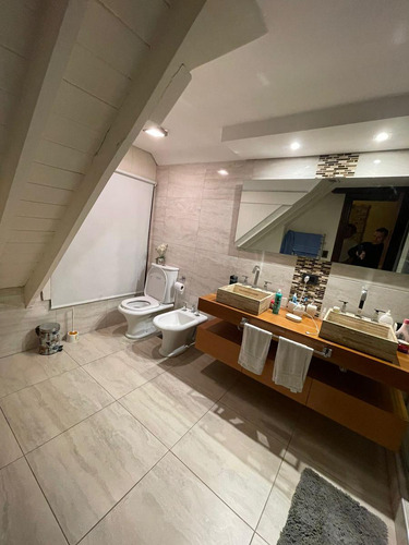 Chalet De Categoría 8 Amb. 484 M² Cub. C/ Garaje Para 2 Autos Y Parque C/ Pileta - Haedo