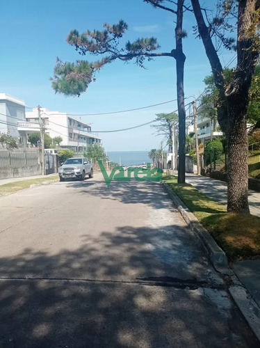 Venta Terreno Punta Gorda, A Metros De La Rambla, 1005 M2, Con Salida A 2 Calles