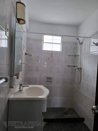 Casa En Alquiler, 3dormitorios, 1baño, Patio. Jardines Del Hipódromo.