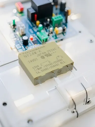 Rel&egrave; TAKAMISAWA RZ-24-K 24V DC | Nuovo Old Stock (NOS) | Componente Elettronico