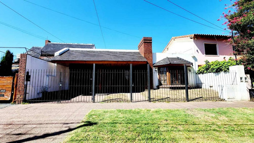 Casa 4 Amb Cochera Pileta Castelar Norte Permuta