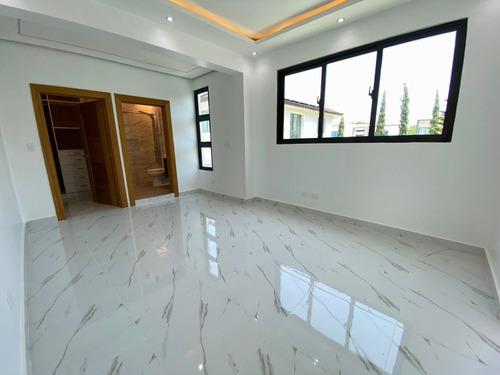 Moderna Casa Con Habitación En Planta Baja Y 2 Cocinas Con Línea Blanca Incluida De Venta En Villa María!