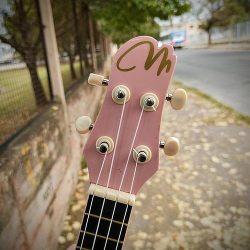 Imagen 4 de 9 de Ukelele Soprano Magma Rosa Brillante Con Funda