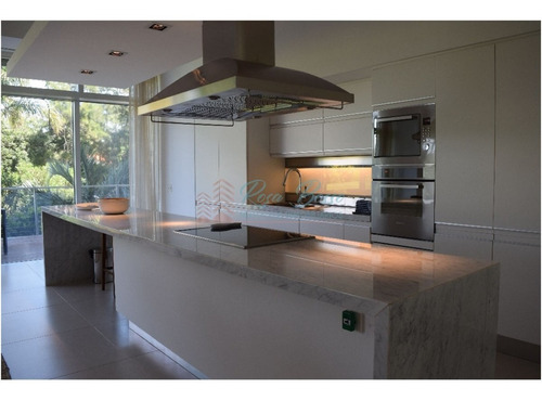 Apartamento En Brava, 3 Dormitorios *- Ref: 2566