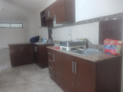 Casa De Un Piso, 3 Recámaras, Frac. Lomas De La Rioja