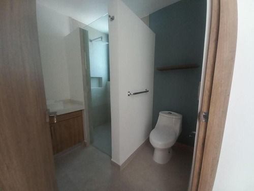 Casa En Venta En El Refugio, 3 Recámaras, 2.5 Baños, Alberca, 2 Autos, Lujo!