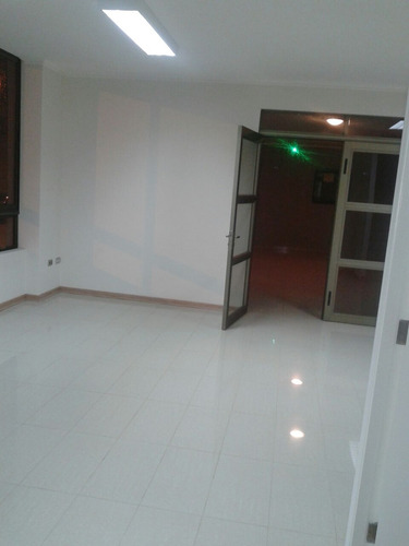 Oficina Local Dos Pisos Dentro De Edificio