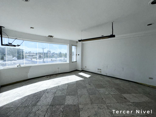Renta De Edificio De Tres Pisos, En Avenida Prol Montejo, Para Adecuar
